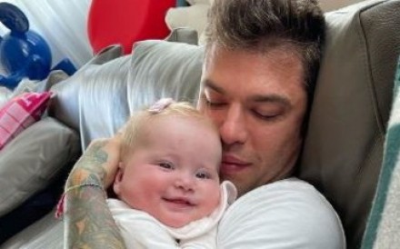 Fedez e Chiara Ferragni, la figlia Vittoria affetta da virus sinciziale: “Se avete bimbi piccoli, fate attenzione”